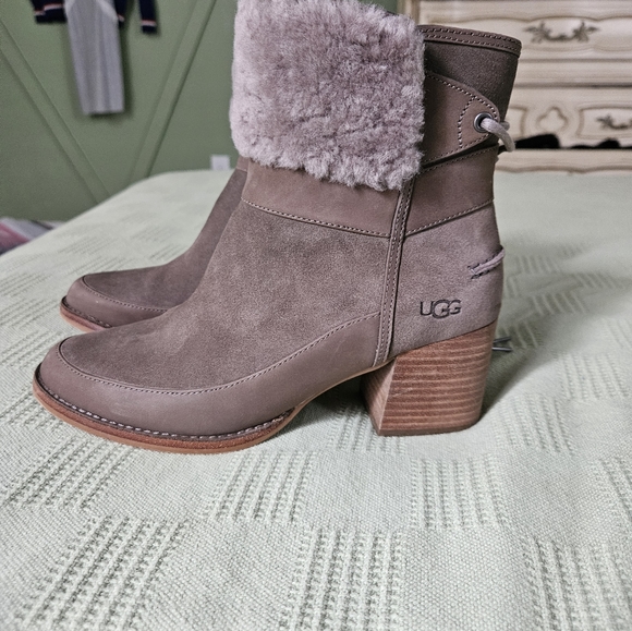 Ugg kicked zip up ankle boots - Picture 8 of 10